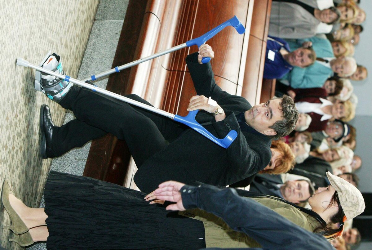 2005 Na pohřbu Stelly Zázvorkové nemohl po pádu z balkonu chodit.