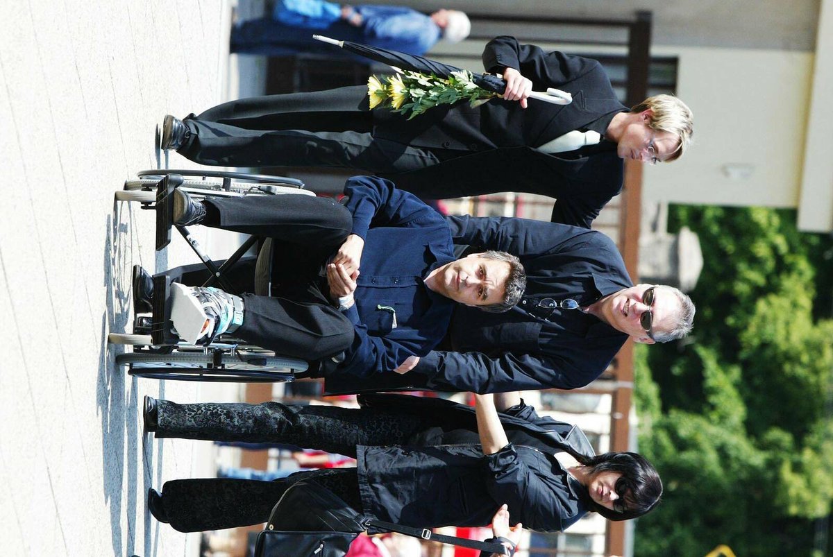 2005 Na pohřbu Stelly Zázvorkové nemohl po pádu z balkonu chodit.