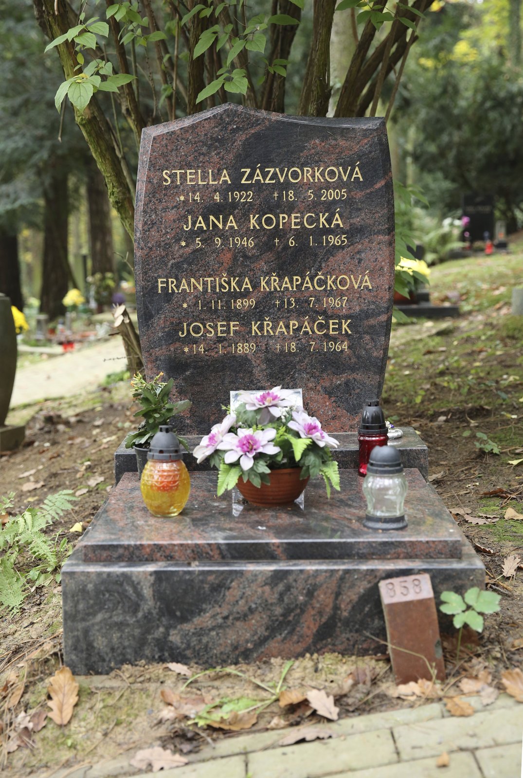 Její hrob v pražském Motole