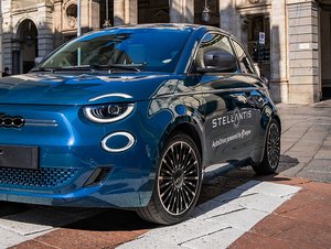 Jedna AI má řídit Fiat, Maserati i Nissan. Wayve míří od prototypů do sériových aut