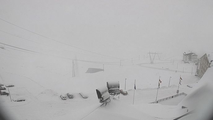 Z průsmyku Stelvio museli záchranáři kvůli mimořádně silnému sněžení evakuovat 193 lidí