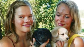 Sestry Julie (14) a Anna (21) Dvořákovy mají důvod k úsměvu. Díky nim unikla štěňata smrti.