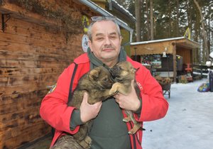 Zvířecí záchranář Karel Bobál se zachráněnými štěňaty.
