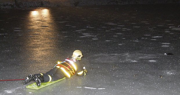 Hasič se během riskantní záchrany plazil po ledu tenkém pouhých pět centimetrů. Štěňata ležela bezvládně daleko od břehu.