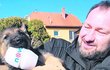 O štěně se do poslední chvíle staral policista Stanislav Koráb.