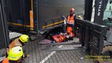 Řidiče přejel kamion, zůstal pod ním zaklíněný: Hrozí mu amputace nohy