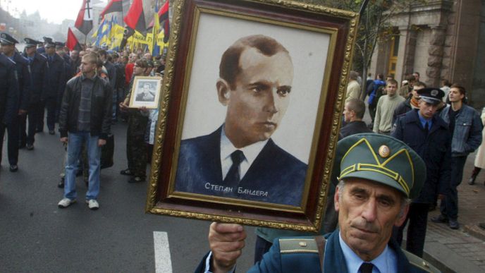 Veteráni z řad partyzánů nesou portrét Stepana Bandery během pochodu v Kyjevě v roce 2015