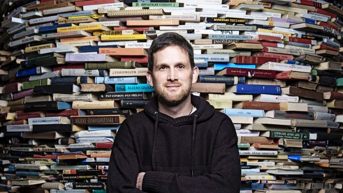 Štěpán Javůrek u knižního monumentu Idiom od Mateje Kréna v pražské Městské knihovně Štěpán Javůrek u knižního monumentu Idiom od Mateje Kréna v pražské Městské knihovně