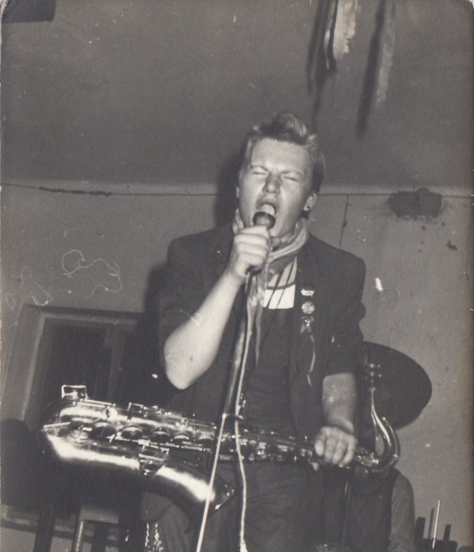 Foto z ilegálního koncertu, Štěpán Málek se saxofonem, Jeřice, 1984.