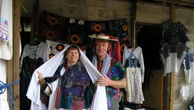 Tchán s tchýní krásné Yiyeksi – básník Alois Marhoul se svou ženou Danou – si v Mexiku vyzkoušeli tradiční navajské oblečení. 