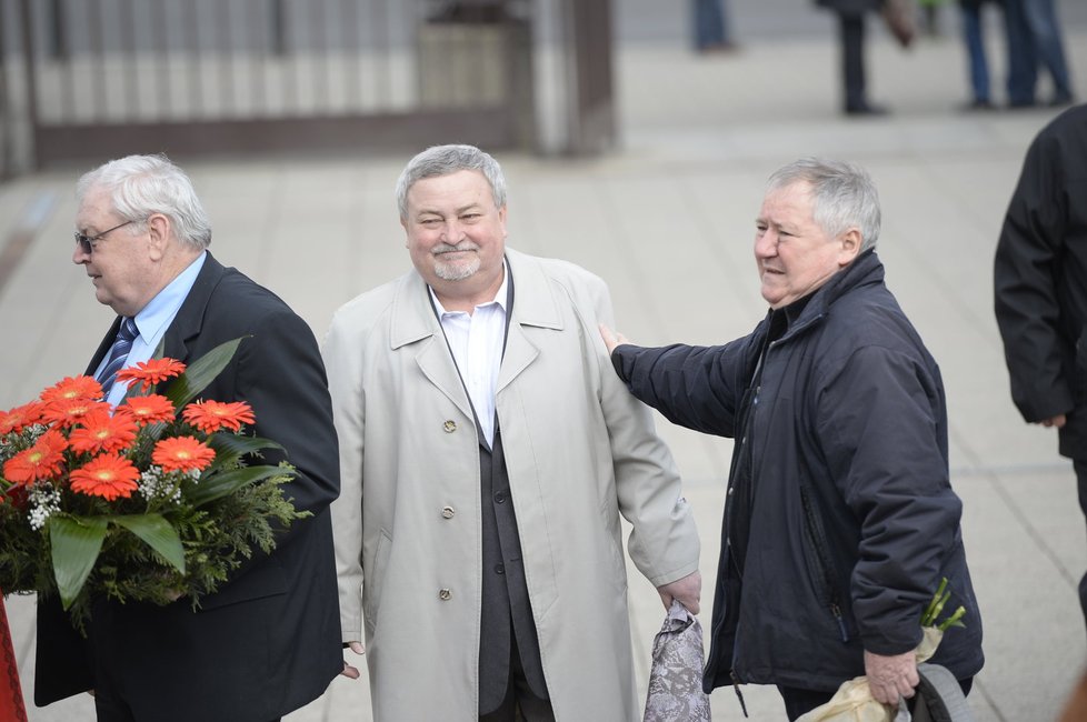 Smuteční hosté na pohřbu Miroslava Štěpána