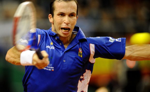 Radek Štěpánek suverénně začal, pak si ale zadělal na nepříjemnosti. Radek Štěpánek suverénně začal, pak si ale zadělal na nepříjemnosti.