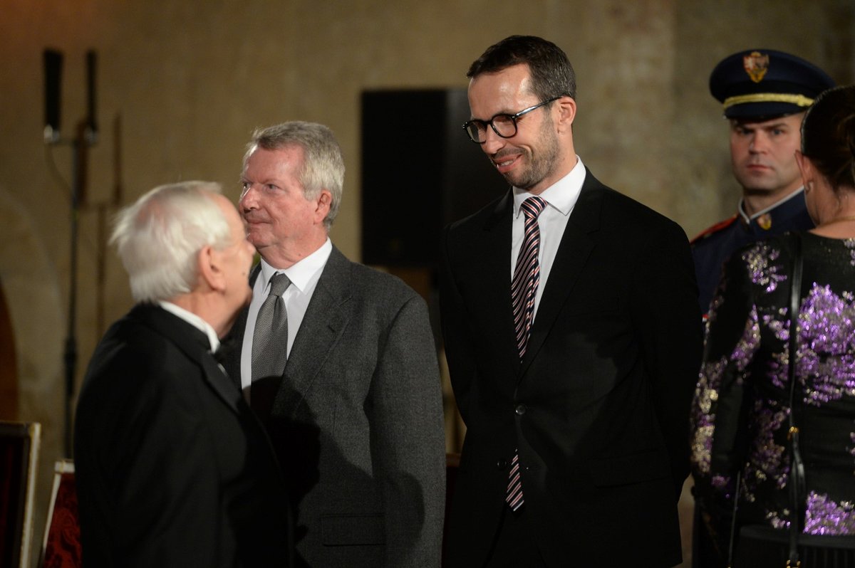 Tenista Radek Štěpánek působil na Pražském hradě velmi spokojeně. S každým se dával hned do řeči. (28. 10. 2018)