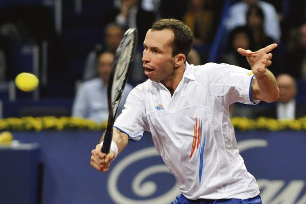 Radek Štěpánek při voleji. Radek Štěpánek při voleji.