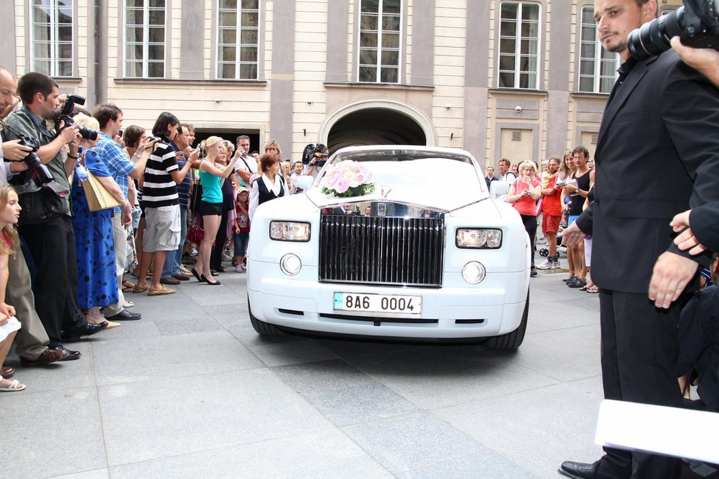 Nevěsta přijíždí milionový Rolls-Roycem