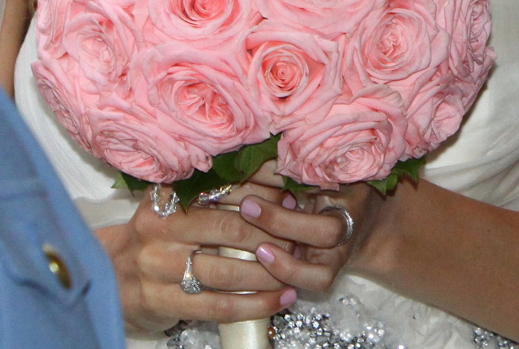 Nicole se snubním a zásnubním prstýnkem