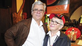 Herec Petr Štěpánek (65) se svou druhou manželkou, režisérkou populárního seriálu Kamarádi či pohádky Zlatovláska, Vlastou Janečkovou (†77).