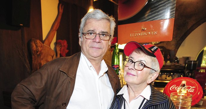 Herec Petr Štěpánek (65) se svou druhou manželkou, režisérkou populárního seriálu Kamarádi či pohádky Zlatovláska, Vlastou Janečkovou (†77).