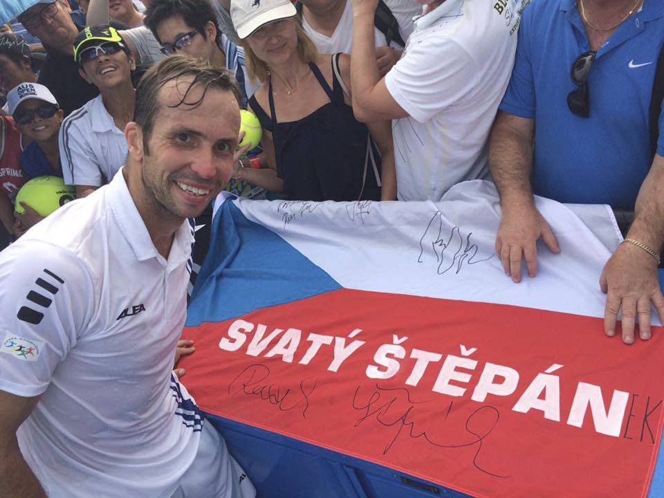 Český tenista Radek Štěpánek s fanoušky po výhře na Australian Open