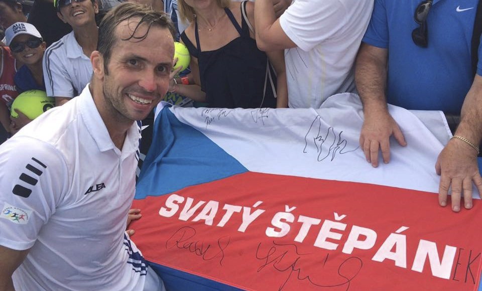 Český tenista Radek Štěpánek s fanoušky po výhře na Australian Open