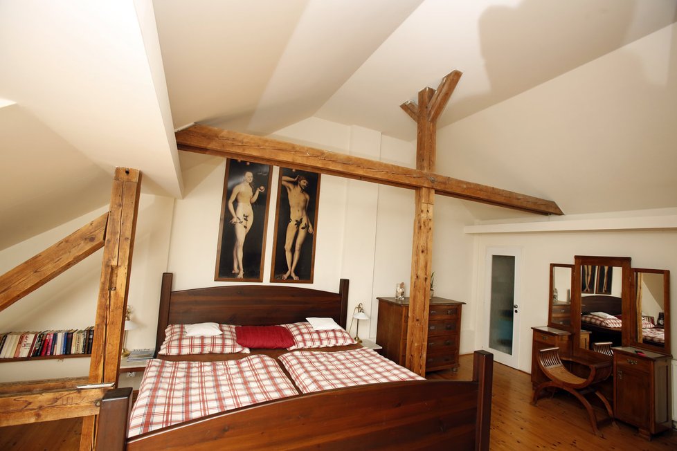 I v podkroví, kde se nachází ložnice, je velký otevřený prostor spojený s koupelnou. Masivní postel pod dřevěnými trámy má velké kouzlo.