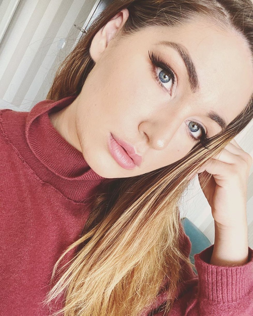 Influencerka Štěpánka Mattová (31), která prodávala své vlastní prdy ve sklenici, si myslela, že má infarkt. Ve skutečnosti trpěla jen nadměrnou plynatostí kvůli své dietě.