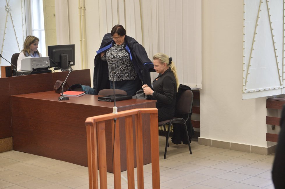 Blonďatá státní úřednice Nezmarová u soudu se svou obhájkyni Marií Benešovou