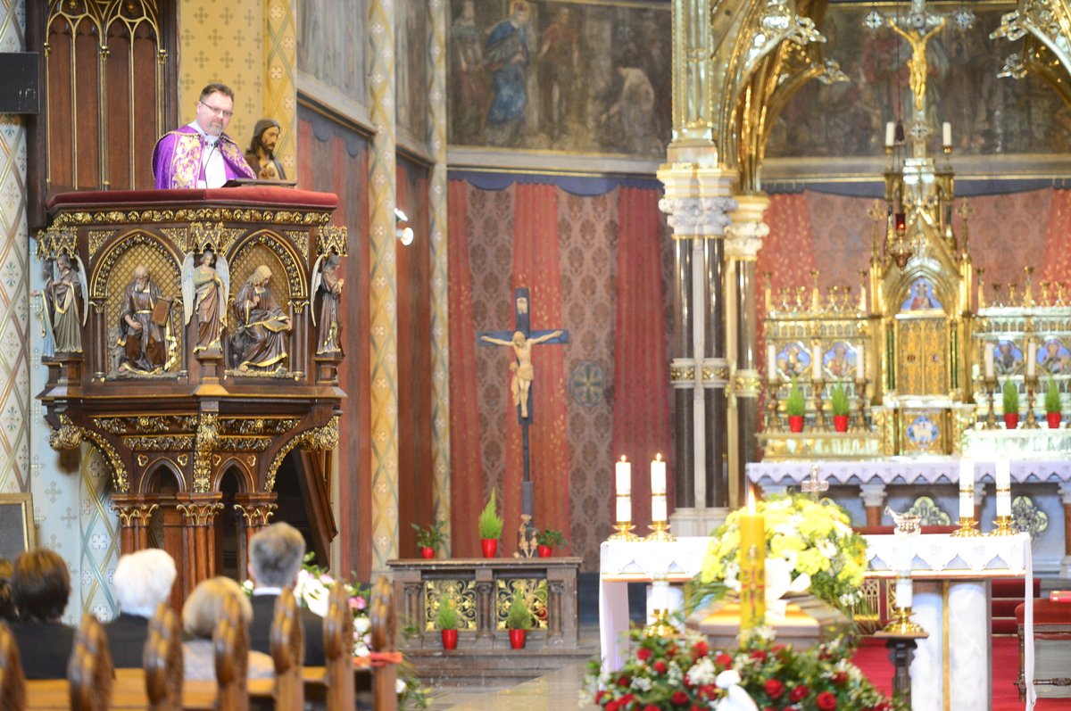 Po rozloučení v divadle se pozůstalí přesunuli do kostela sv. Ludmily na náměstí Míru.