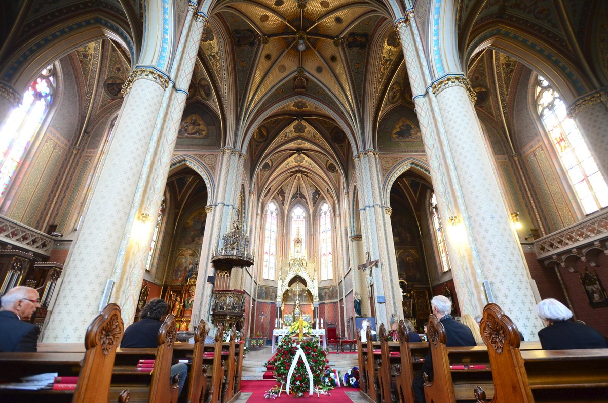 Po rozloučení v divadle se pozůstalí přesunuli do kostela sv. Ludmily na náměstí Míru.