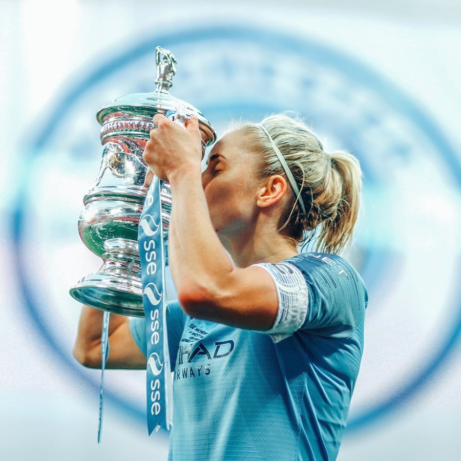 Steph Houghton s pohárem, který vybojovala s týmem Manchester City.