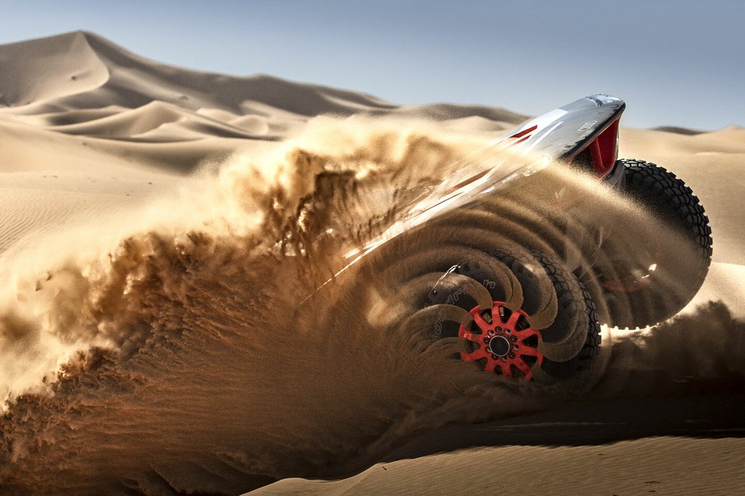 K této situaci v afrických dunách došlo začátkem října na Rallye du Maroc. Závodní elektrický speciál Audi RS Q e-tron řídil čtrnáctinásobný vítěz Rallye Dakar, Francouz Stéphane Peterhansel.