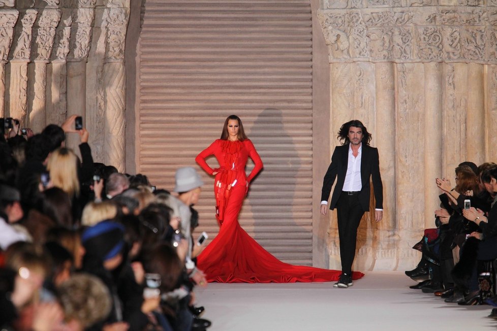 Francouzský módní návrhář Stephane Rolland sklidil bouřlivý aplaus