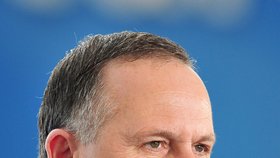 John Key (52), premiér Nového Zélandu, nemá z fotek radost.