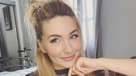 Influencerka Štěpánka Mattová (31), která prodávala své vlastní prdy ve sklenici, si myslela, že má infarkt. Ve skutečnosti trpěla jen nadměrnou plynatostí kvůli své dietě.