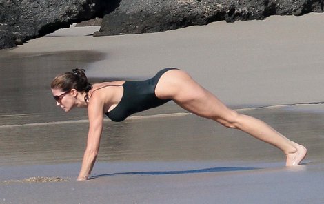 Stephanie Seymour posiluje na pláži.