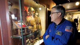 Astronaut z NASA Stephen Bowen (61) strávil ve vesmíru 227 dní, ale Měsíci byl nejblíže v Praze
