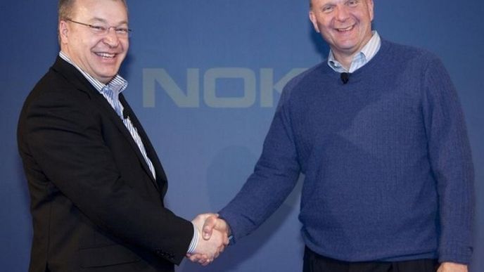 Stephen Elop (Nokia) a Steve Ballmer (Microsoft)