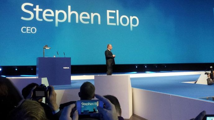 Stephen Elop na Nokia World 2011 představil první telefony s operačním systémem Windows Phone.