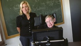 Stephen Hawking se svou dcerou: Dokáže popsat vesmírné zákonitosti, ženy však prý nechápe