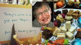 Hawkingův posmrtný dar: Legendární fyzik zaplatil hostinu pro padesát bezdomovců