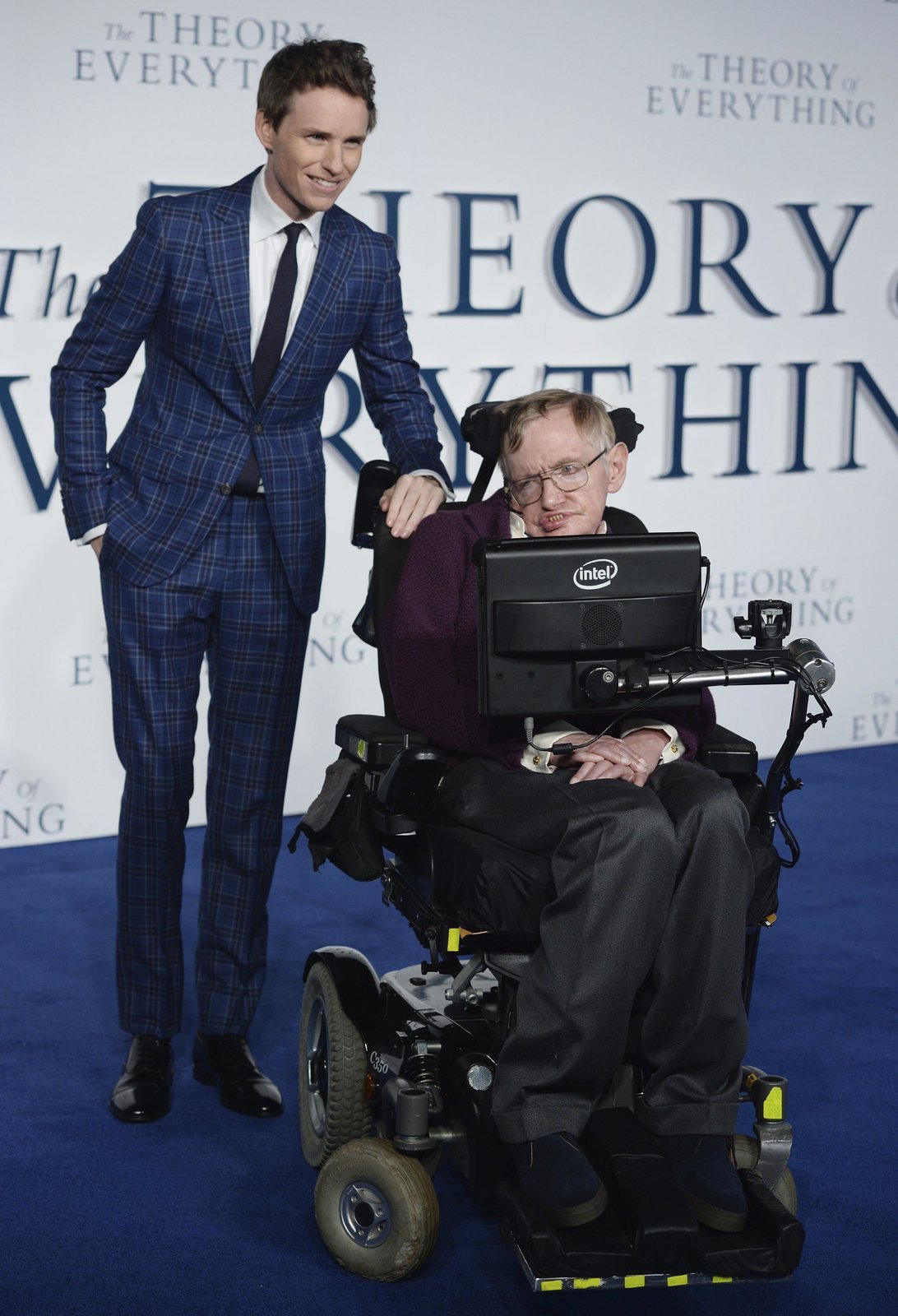Herec Eddie Redmayen a Stephen Hawking.
