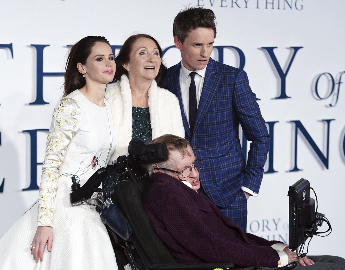 Stephen Hawking, jeho manželka a herci, kteří je ztvránili