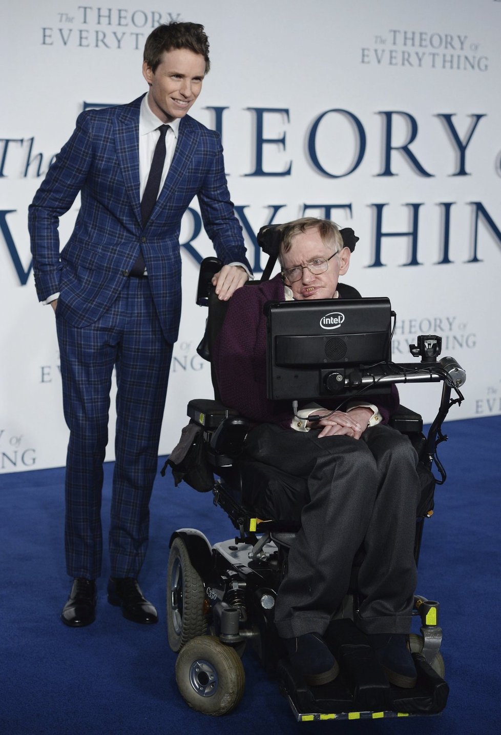 Stephen Hawking a herec Eddie Redmayen, který vědce ztvárnil v životopisném snímku Teorie všecho 