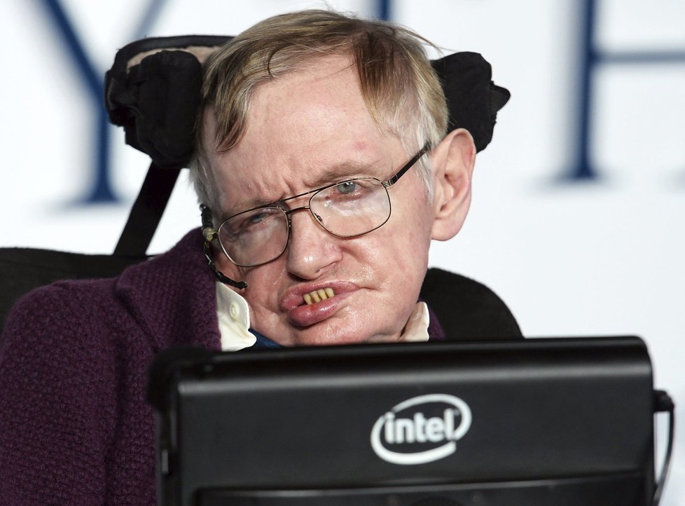 Fyzik Stephen Hawking s ALS bojuje už roky. Lékaři v jeho případě mluví o zázraku.
