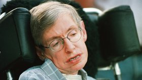 Vědec Stephen Hawking je kvůli nervové nemoci upoután už přes čtvrt století na vozíku