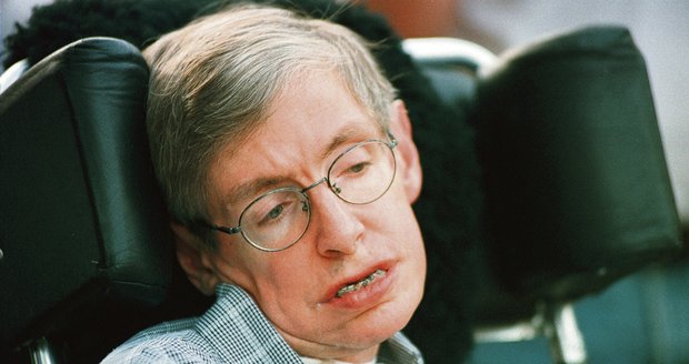 Vědec Stephen Hawking je kvůli nervové nemoci upoután už přes čtvrt století na vozíku