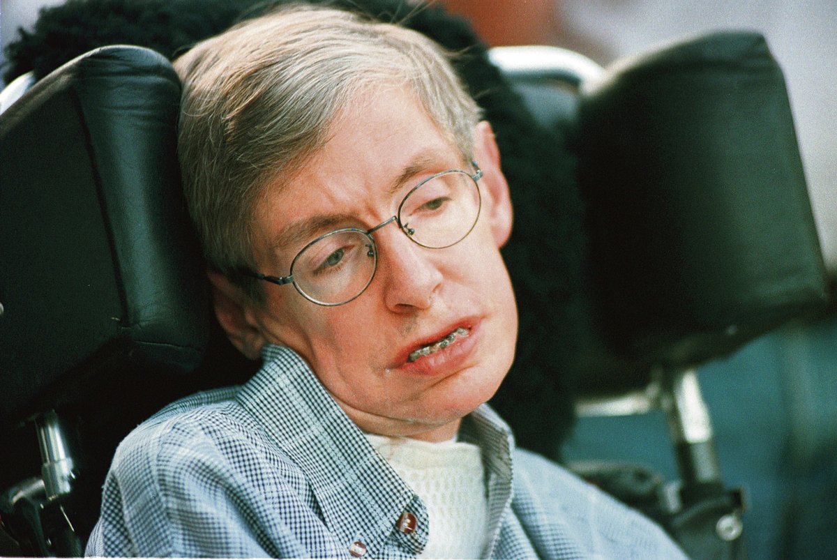 Vědec Stephen Hawking je kvůli nervové nemoci upoután na vozíku