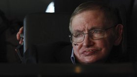 Nejdéle s nemocí přežil světoznámý astrofyzik Stephen Hawking. Doktoři mu nemoc diagnostikovali v 21 letech, nakonec se dožil důstojných 76 let