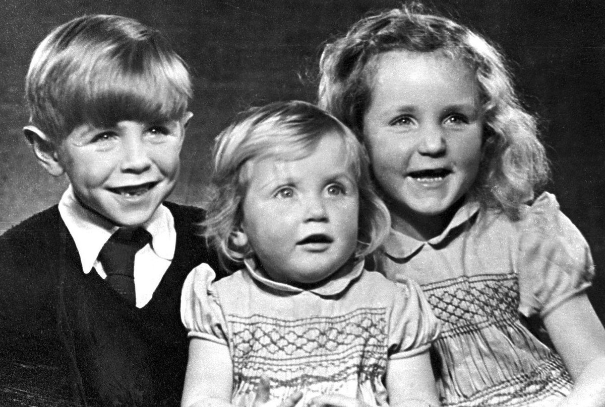 Malý Stephen se svými sestrami Mary a Phillipou