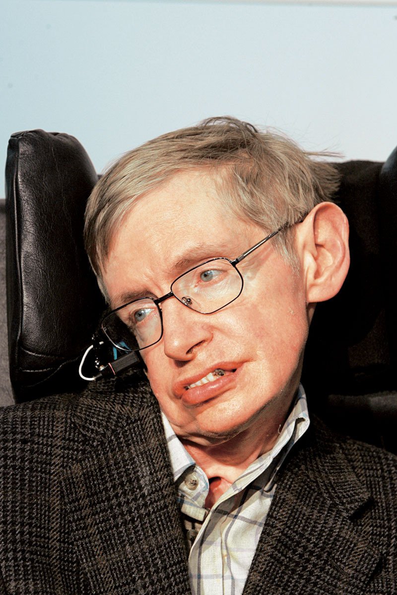 Vědec Stephen Hawking je kvůli nervové nemoci upoután na vozíku